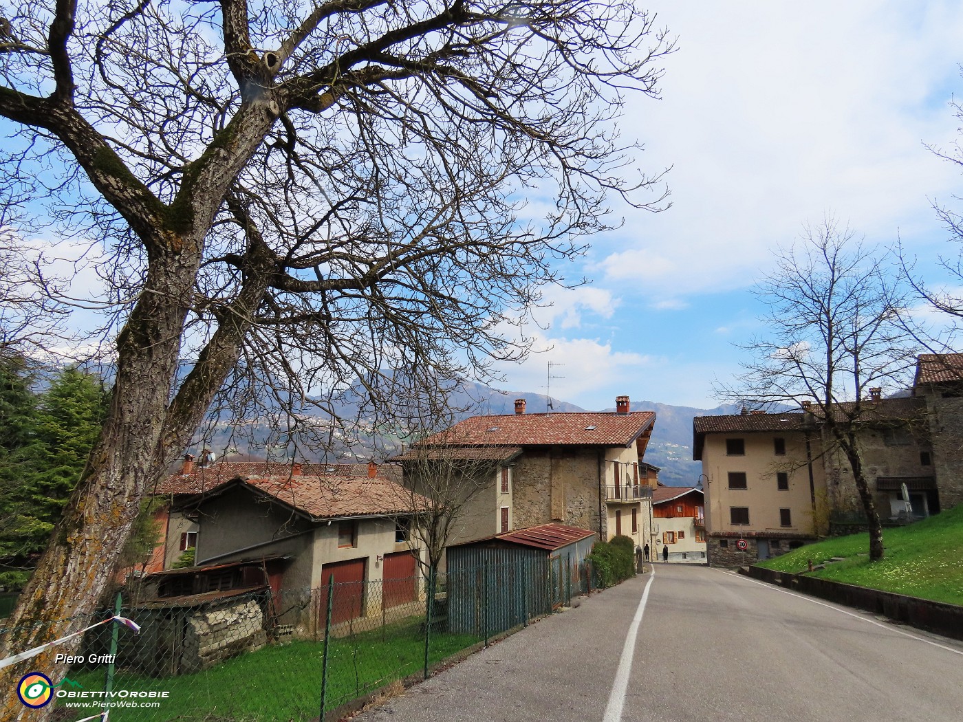 05 Saliamo verso il campo sportivo.JPG